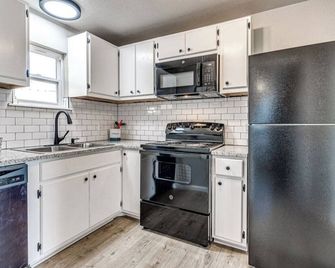 The Tiny Home on Route 66 - Cozy 2 bed with WiFi - Chandler - Kitchen