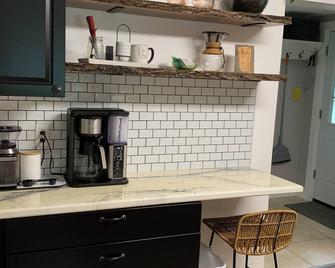 Walk to Allegheny College! Also 2.4 miles from the Harper Event Center. - Meadville - Cocina