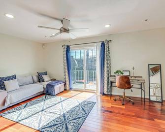 4 Mi to Nationals Park: DC Condo w/ Balcony! - Washington, D.C. - Living room
