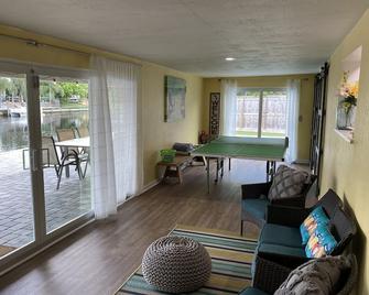 Water Front Home Heated Pool - أواكلاند بارك - غرفة معيشة