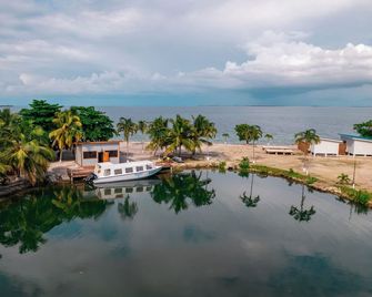 Bullock Island, Belize - Gales Point