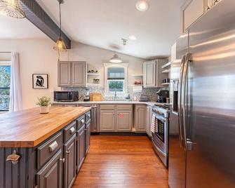 Lil' Bennie-1/2 mi to Slaughter Pen Trails - Bentonville - Kitchen