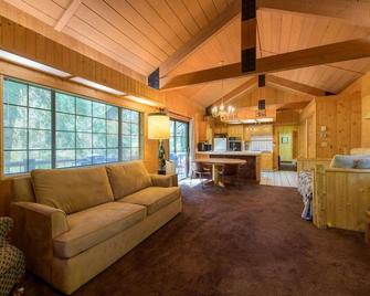 Glen Lake Cabin in the Woods - Eureka - Living room