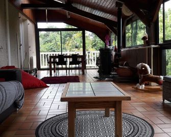 B&B En plein coeur de la forêt - Lescar - Huiskamer