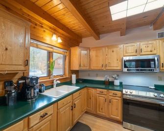 Stylish Cabin with Stunning Mountain/Forest Views - Strawberry - Kitchen