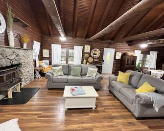 Peaceful cabin on 10 acres w/ pond - close to Prairie Creek Reservoir - Muncie - Obývací pokoj