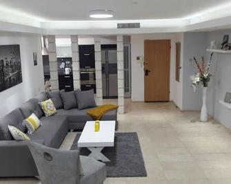 Sweethome26 Eilat Apt With Jaccuzzi / Free Parking - Eilat - Living room