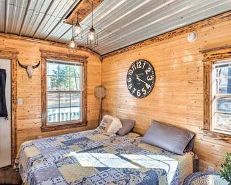 Sunny 'Catfish Cabin' w/ Views of Toledo Bend - Many - Bedroom