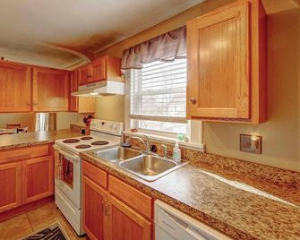 Lehr Court Cottage – 2nd Floor 2BR - Wooster - Kitchen