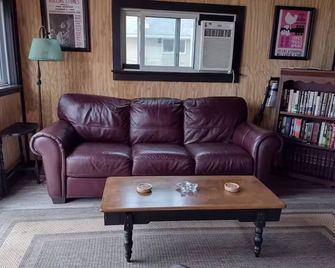 'That 70's Cottage' (on Lake Erie!) Free Firewood! - Essex - Living room