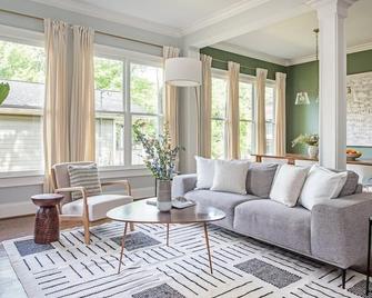 Bixby's Knees - Atlanta - Living room