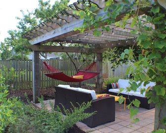 2nd Street Retreat: Cozy Garden Apartment - So Close You Can Walk/Bike the Town - Bentonville - Patio