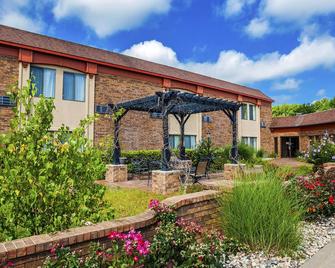 Suburban Studios Kansas City Airport North - Platte City - Building