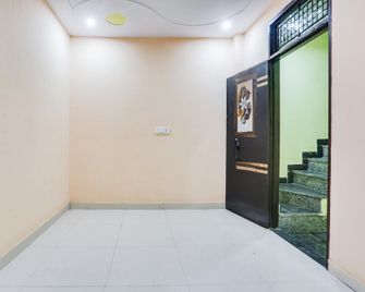 Hotel O Rs Guest House - Bahādurgarh - Hallway