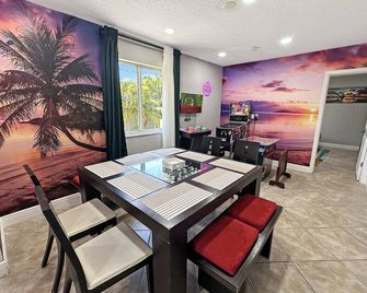 Vacay Spot Happy Escape 15 Min Beach Massage Shower Prime LOC! 6 blocks away from Bars, Nite Clubs, Res, Shops - Miami - Comedor