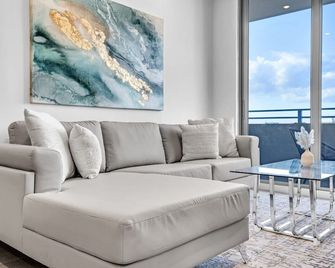 Gorgeous 3-Bed Retreat Mins from Bayside and Parking - Miami - Wohnzimmer