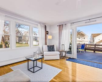 Summer Wind Beach House - Ocean views, families, groups, pet friendly! - Scituate - Living room
