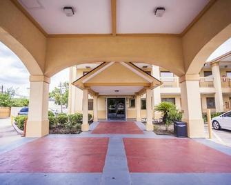 داونتاونير إن آند سويتس هوبي - هيوستن - مبنى