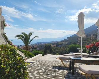 Entire Villa full View 3 bedrooms 3 bathrooms 3 kitchens - Piskopiano - Patio