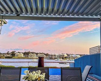 Prime Waterfront House/Breathtaking Water Views 5 min to Low Head Fairy Penguins - George Town - Balcón