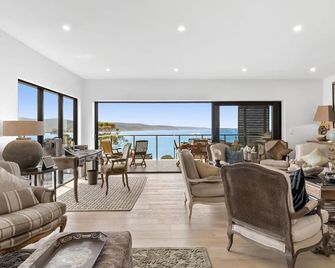 Oceania 11 - Lorne - Living room