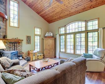Family-Friendly Home in Sturgeon Bay with Backyard - Sturgeon Bay - Sala de estar