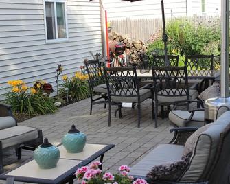 Comfortable cottage style home. Family friendly. Sleeps six. - South Portland - Patio