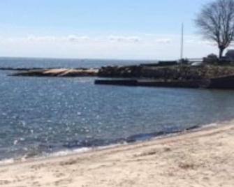 Cozy Nantucket Style Cottage, mins walk to private beach. - Westbrook