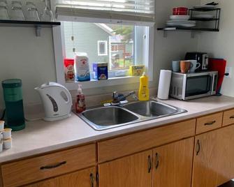 Wild Cove Cabin - Twillingate - Kitchen