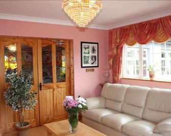 Michaeleen's Manor B&B - كونغ - غرفة معيشة