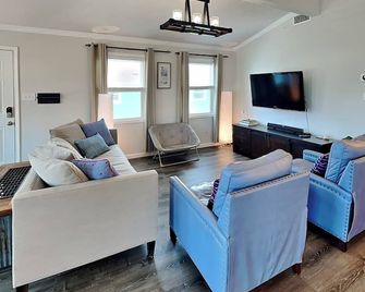 Tortuga by Ryson Vacation Rentals - Galveston - Living room