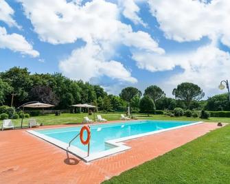 Cozy Farmhouse With Swimming Pool in Bucine - Bucine - Piscina
