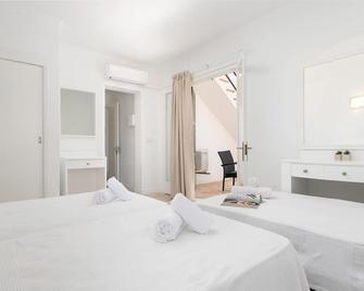 Hostal Talamanca Hab. Triple - Friendly Hostel Recently Refurbished Just A Stone's Throw F - Santanyi - Ložnice