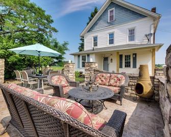 Countryside Home in Wooster with Patio and Fire Pit - Wooster - Innenhof
