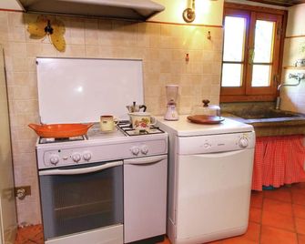 Alluring Farmhouse in Ortignano With Swimming Pool - Ortignano - Kitchen