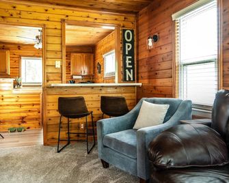 Pet Friendly Lake Geneva Getaway for 6 - Lake Geneva - Living room