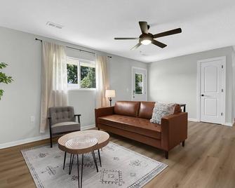 Hocking Hills Hideaway: Relaxing Retreat with Hot Tub, Fire Pit, Pool Table! - Lancaster - Huiskamer