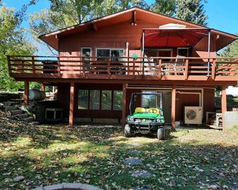 Poskin Lake Getaway Cabin Lakefront access and beautiful sunrise - Almena - Building