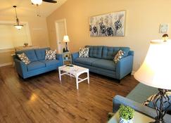 1 Bdrm home sleeps 2, 1 mile from I-65, shopping and dining. Fenced backyard - Athens - Living room