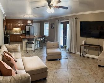 Spacious 3Bedroom Home Perfect for Families & Remote Work w/ views of Cross Lake - Shreveport - Living room