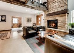 Boulder Adventure Lodge - Boulder - Living room