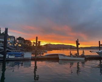 Welcome To the Ocean Front Cowibbean Guesthouse - Cowichan Bay - Pool