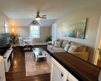 Stylish yet cozy experience at this centrally-located place in Patchogue. - Patchogue - Sala de estar