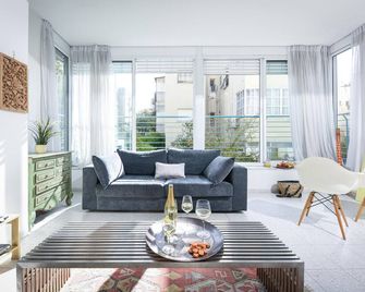 Tranquil Garden Retreat by Sea N' Rent - Tel Aviv - Living room