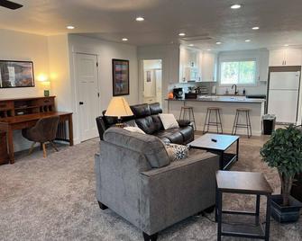 Spacious studio apartment near Utah State University, Logan-Utah - North Logan - Living room