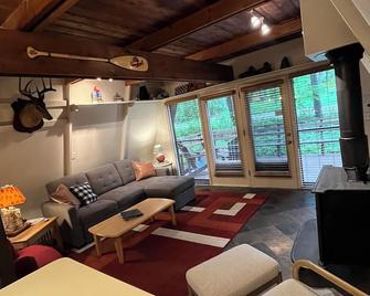 Nord Haus on Dell Creek Channel Midweek Special Buy 2 get 1 Free - Lake Delton - Sala de estar