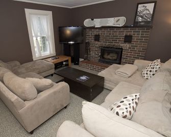 Jay Peak ski house mins to the mountain in quaint Vermont village - Montgomery - Living room