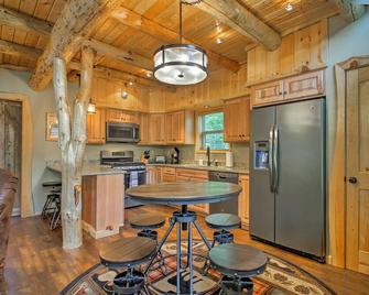Timber Home Walk to Slopes and N Conway Shops! - North Conway - Cocina