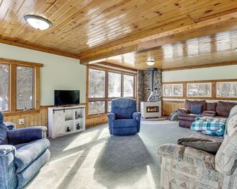 Peaceful Riverfront Escape with Stunning Views - Johnson Creek - Sala de estar