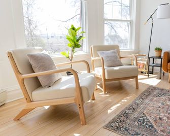 Downtown 3br Apt! Local To Shops, Breweries & More! - Grand Rapids - Soggiorno